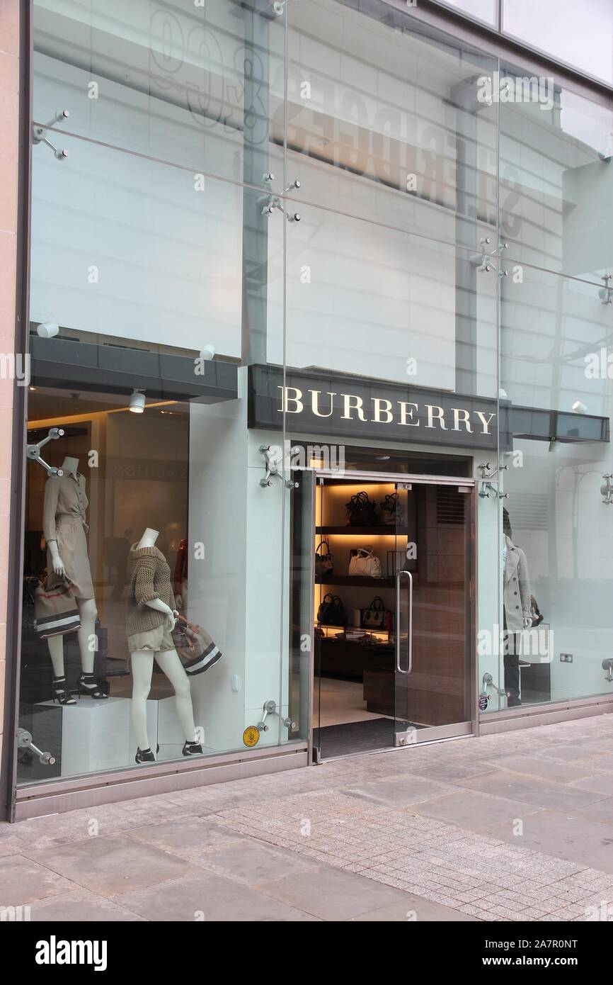 MANCHESTER, Regno Unito - 22 Aprile 2013: Burberry fashion store a Manchester, UK. Burberry esiste dal 1856 e ha 473 negozi. Foto Stock