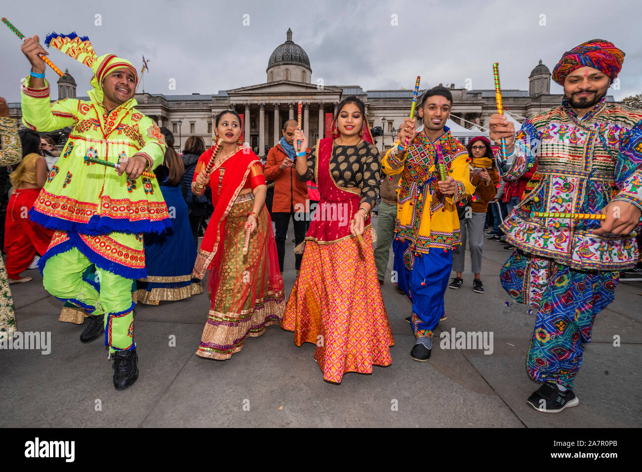 Londra, Regno Unito. 3 novembre 2019. Il Garba come tutti sono i benvenuti a partecipare alla famosa danza del Gujarat, stato dell India - Diwali a Trafalgar Square, il sindaco di Londra evento, in partenariato con il Diwali a Londra (DIL) Comitato. Un mix di arte indiana, artigianato, cultura, cibo, l'intrattenimento, workshop interattivi per celebrare Diwali, la festa delle luci. Credito: Guy Bell/Alamy Live News Foto Stock