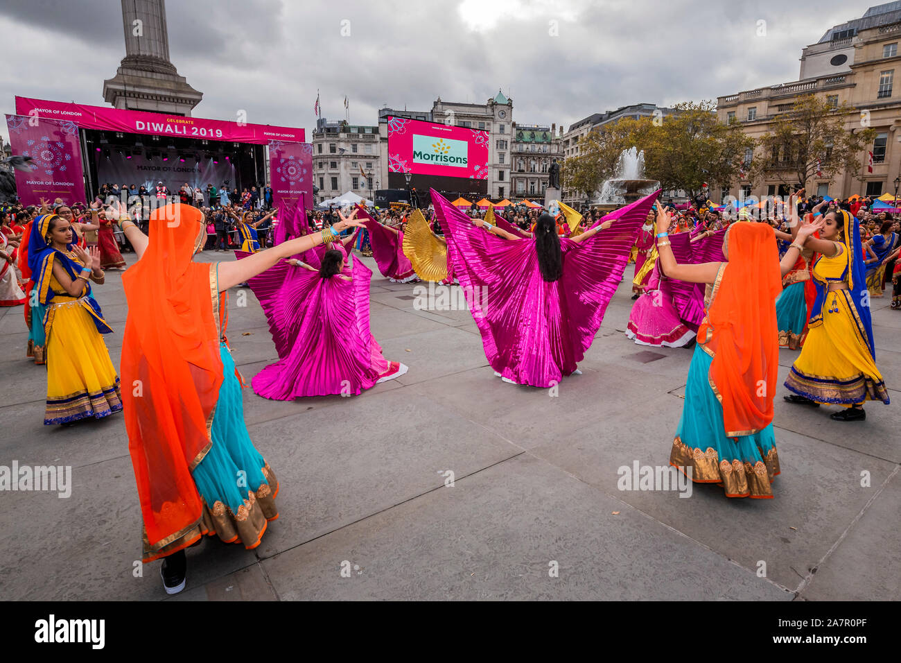 Londra, Regno Unito. 3 novembre 2019. L'apertura Annakut danza con 220 ballerini - Diwali a Trafalgar Square, il sindaco di Londra evento, in partenariato con il Diwali a Londra (DIL) Comitato. Un mix di arte indiana, artigianato, cultura, cibo, l'intrattenimento, workshop interattivi per celebrare Diwali, la festa delle luci. Credito: Guy Bell/Alamy Live News Foto Stock