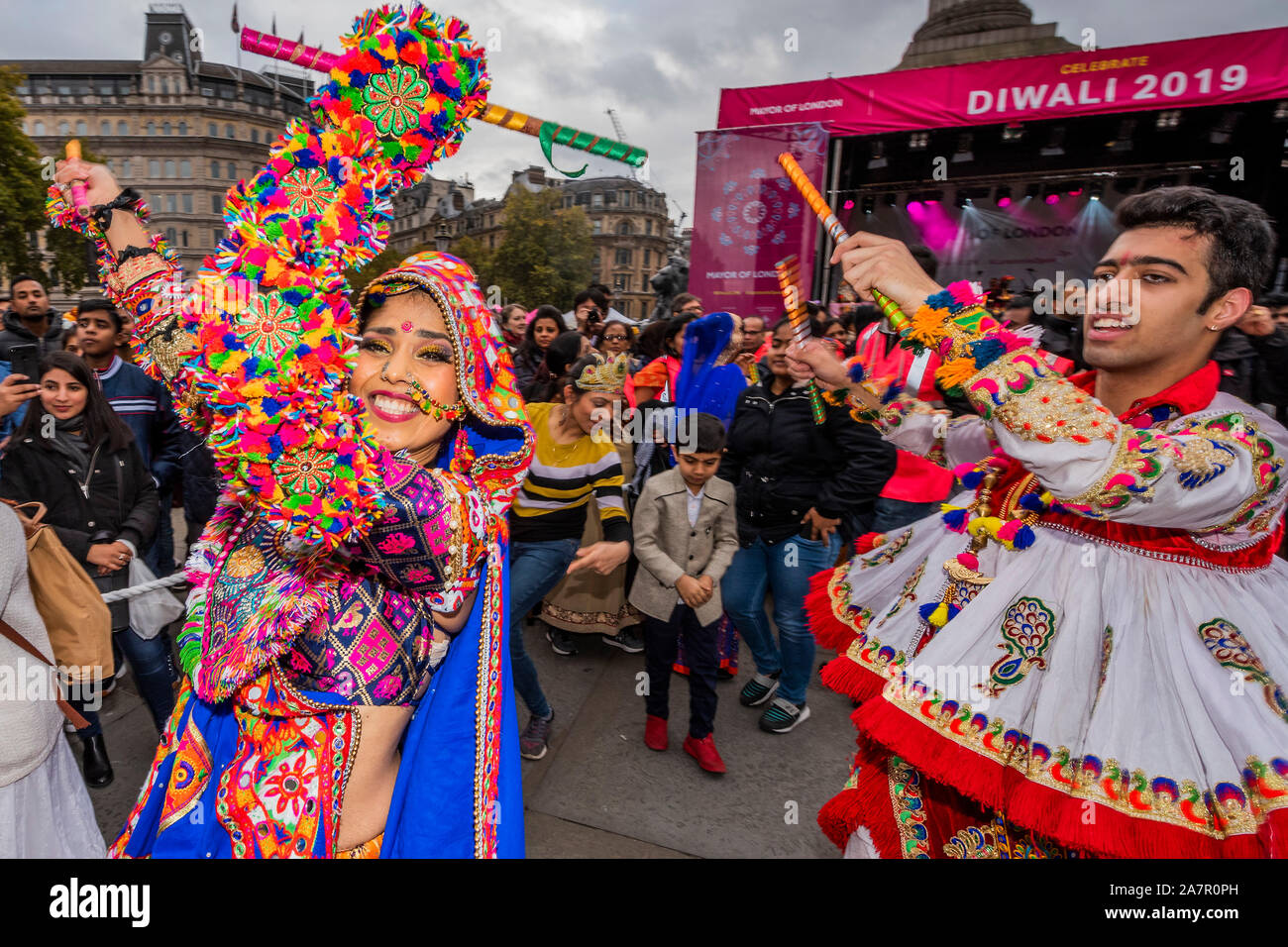 Londra, Regno Unito. 3 novembre 2019. Il Garba come tutti sono i benvenuti a partecipare alla famosa danza del Gujarat, stato dell India - Diwali a Trafalgar Square, il sindaco di Londra evento, in partenariato con il Diwali a Londra (DIL) Comitato. Un mix di arte indiana, artigianato, cultura, cibo, l'intrattenimento, workshop interattivi per celebrare Diwali, la festa delle luci. Credito: Guy Bell/Alamy Live News Foto Stock