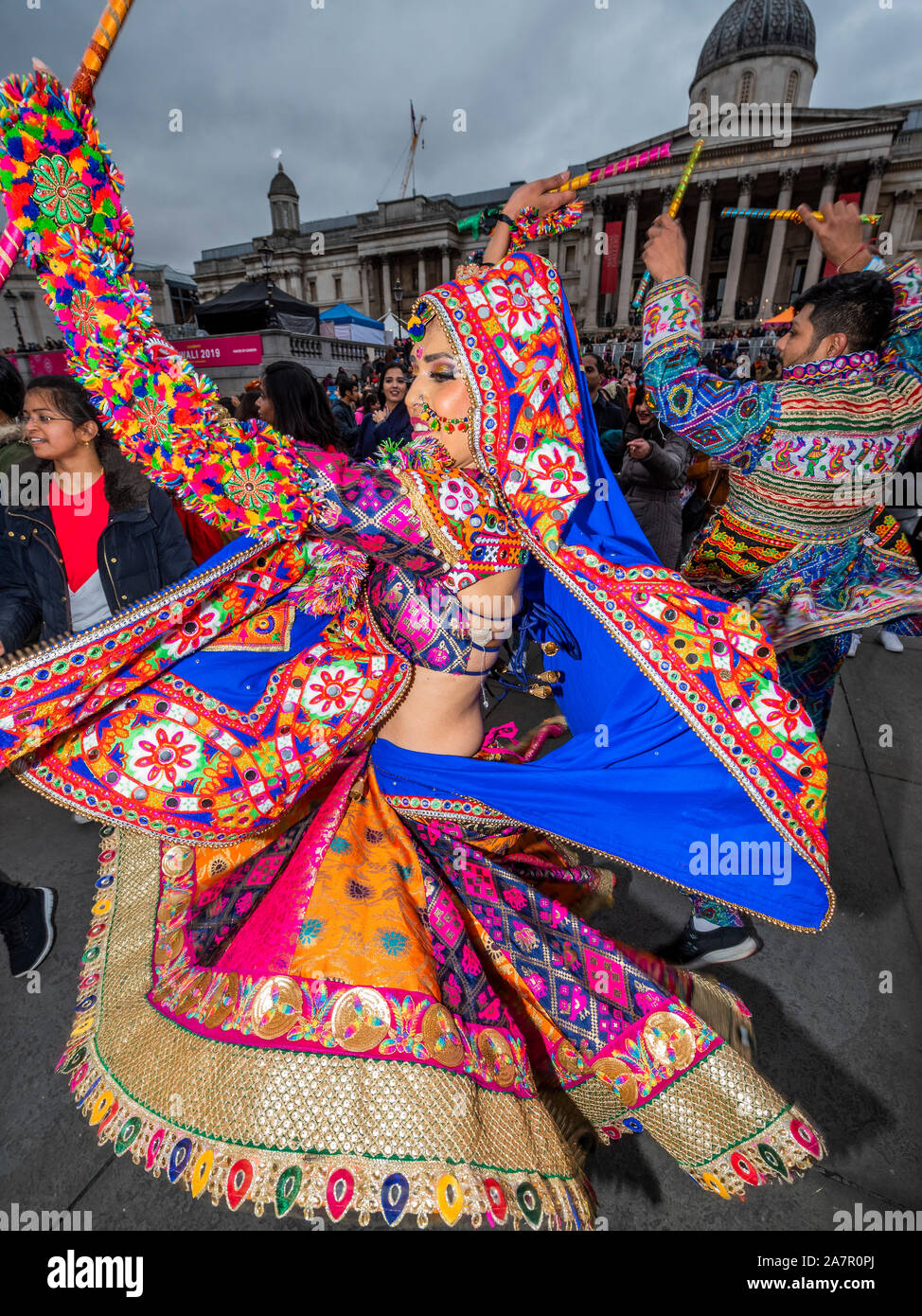 Londra, Regno Unito. 3 novembre 2019. Il Garba come tutti sono i benvenuti a partecipare alla famosa danza del Gujarat, stato dell India - Diwali a Trafalgar Square, il sindaco di Londra evento, in partenariato con il Diwali a Londra (DIL) Comitato. Un mix di arte indiana, artigianato, cultura, cibo, l'intrattenimento, workshop interattivi per celebrare Diwali, la festa delle luci. Credito: Guy Bell/Alamy Live News Foto Stock