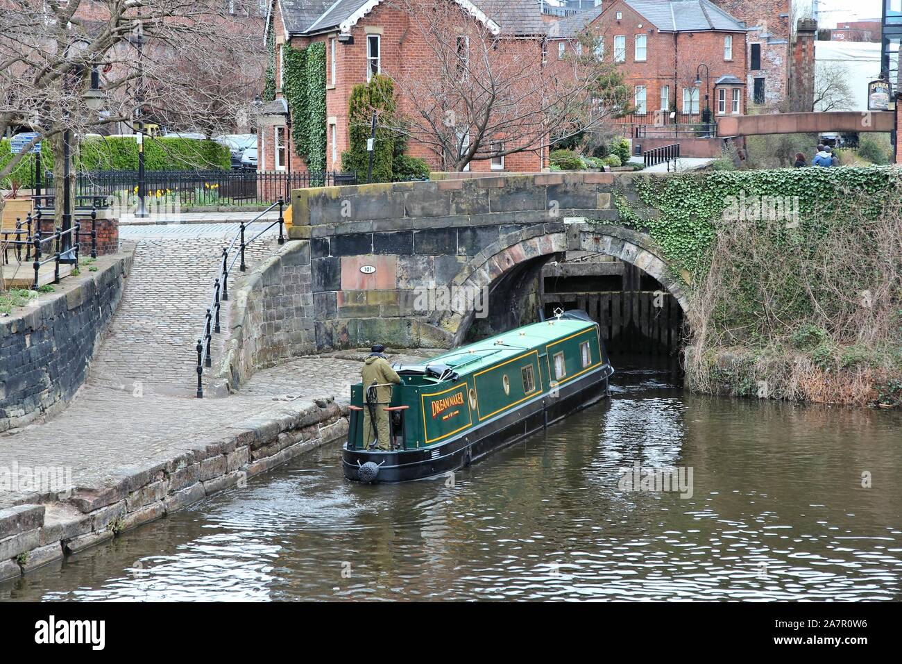 MANCHESTER, Regno Unito - 21 Aprile 2013: la gente visita Castlefield canal area in Manchester, UK. Castlefield è un patrimonio urbano Park dal 1982. Foto Stock