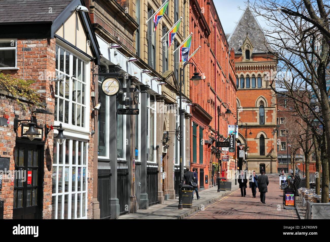 MANCHESTER, Regno Unito - 23 Aprile 2013: visitare la gente famosa Gay Village di Manchester, UK. Gay Village è uno dei più antichi e più grandi LGBT community correlate Foto Stock