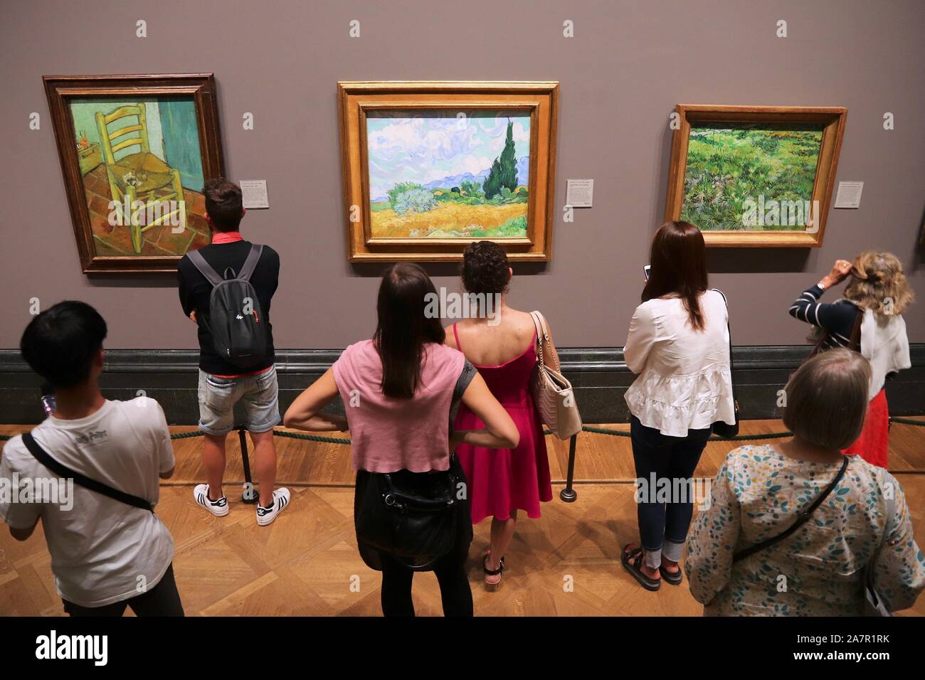 LONDON, Regno Unito - 12 luglio 2019: turisti ammirare Van Gogh dipinti nella National Gallery di Londra. Questo è il terzo museo più visitato nel Regno Unito con 5,7 mil Foto Stock