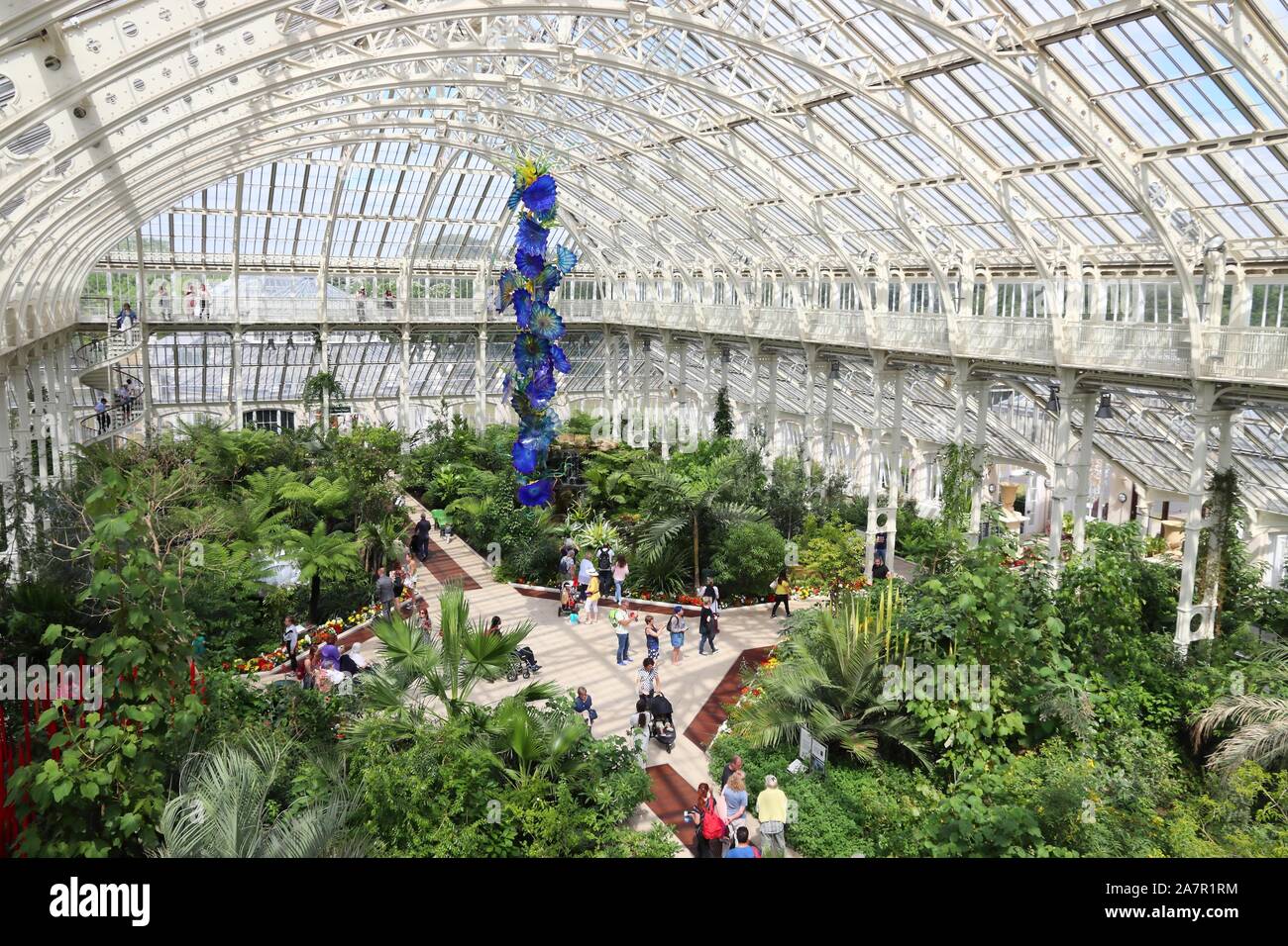 KEW, Regno Unito - 15 luglio 2019: persone visitano casa temperate di Kew Gardens in Greater London. Royal Botanic Gardens sono designate come patrimonio mondiale UNESCO Foto Stock