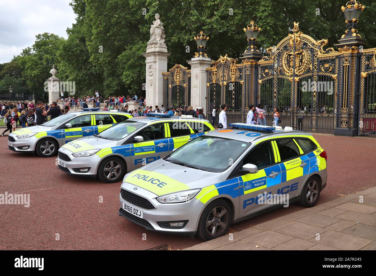 LONDON, Regno Unito - 15 luglio 2019: polizia britannica Ford Focus auto di fronte a Buckingham Palace di Londra. La Metropolitan Police Service ha 31.000 ufficio di polizia Foto Stock