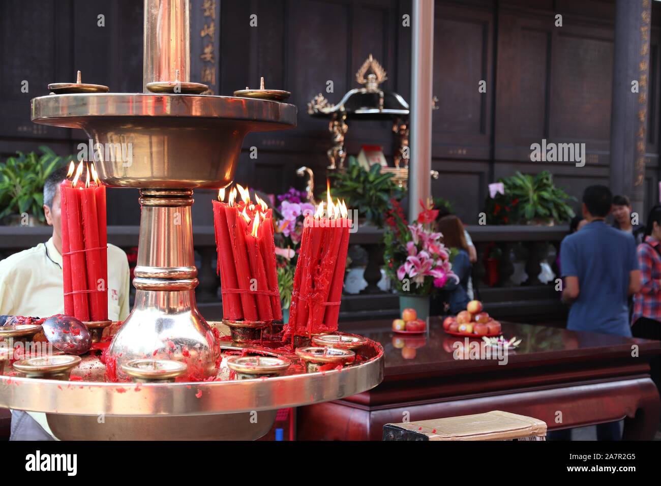 Taipei tempio Longshan in Taiwan. Il cinese la religione popolare punto di riferimento. Candele santuario. Foto Stock