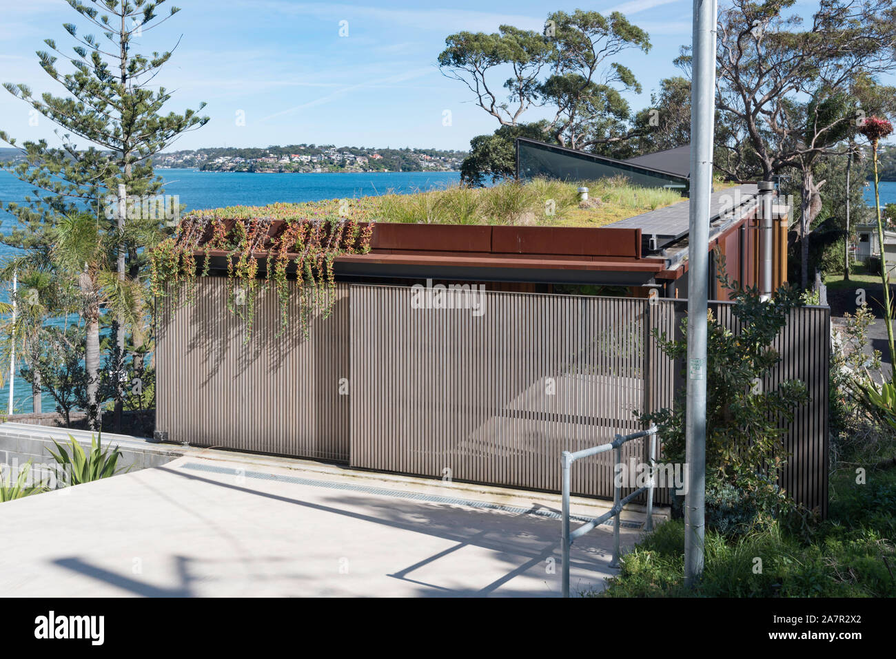 Un tetto verde naturale con pannelli solari isola questa casa di design moderno nel sobborgo di Bundeena, Australia, a Sydney Foto Stock