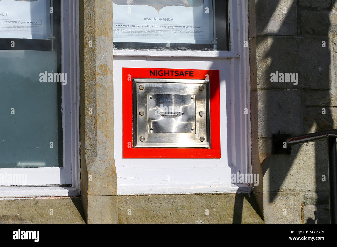 Un nightsafe in una parete su di una banca, REGNO UNITO Foto Stock