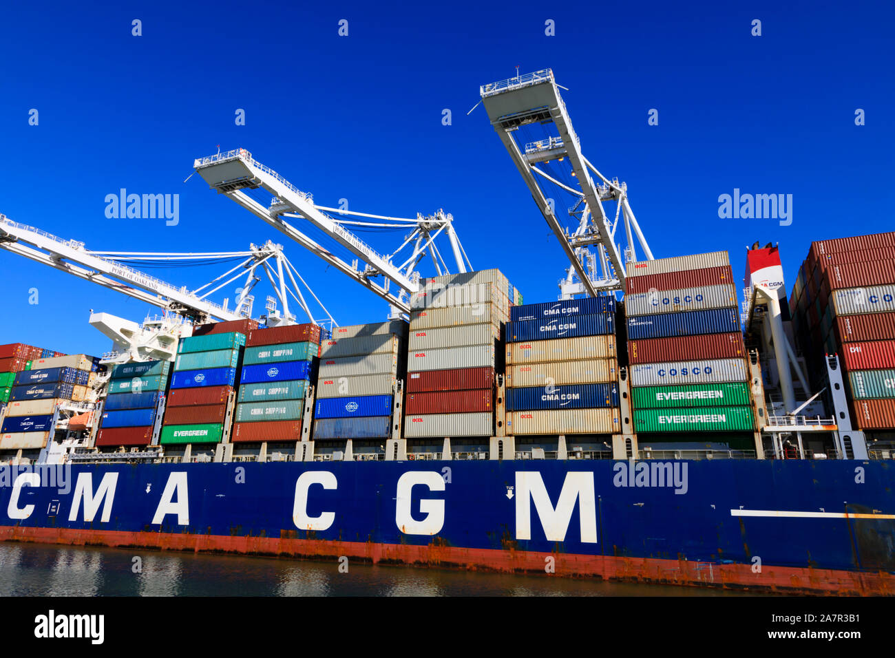 Il francese di proprietà, CMA CGM nave container essendo caricati, porto di Oakland, contea di Alameda, California, Stati Uniti d'America. Foto Stock