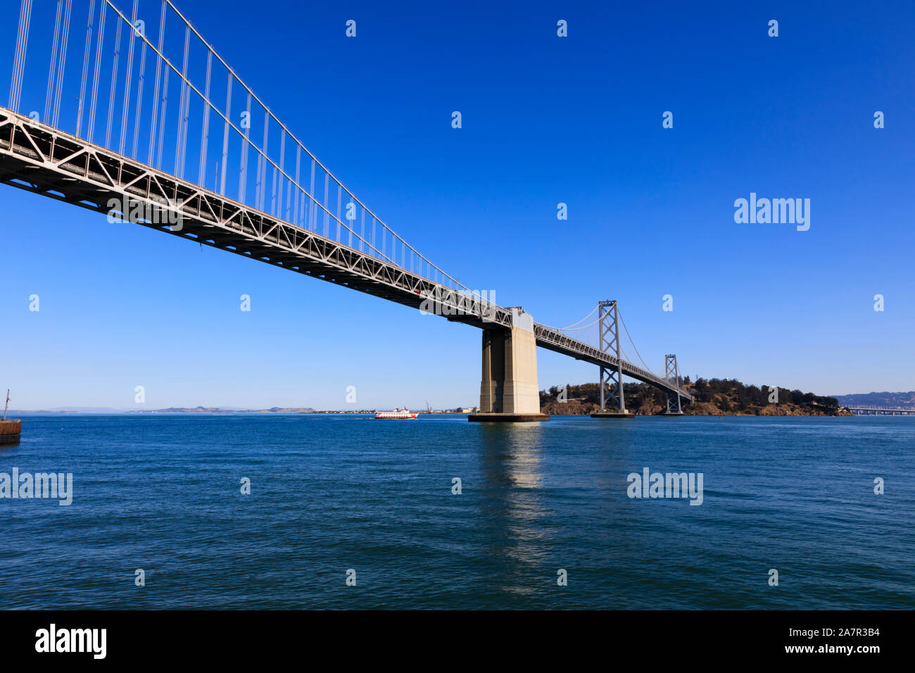 Oakland Bay Bridge dal di sotto, la baia di San Francisco, California, Stati Uniti d'America Foto Stock