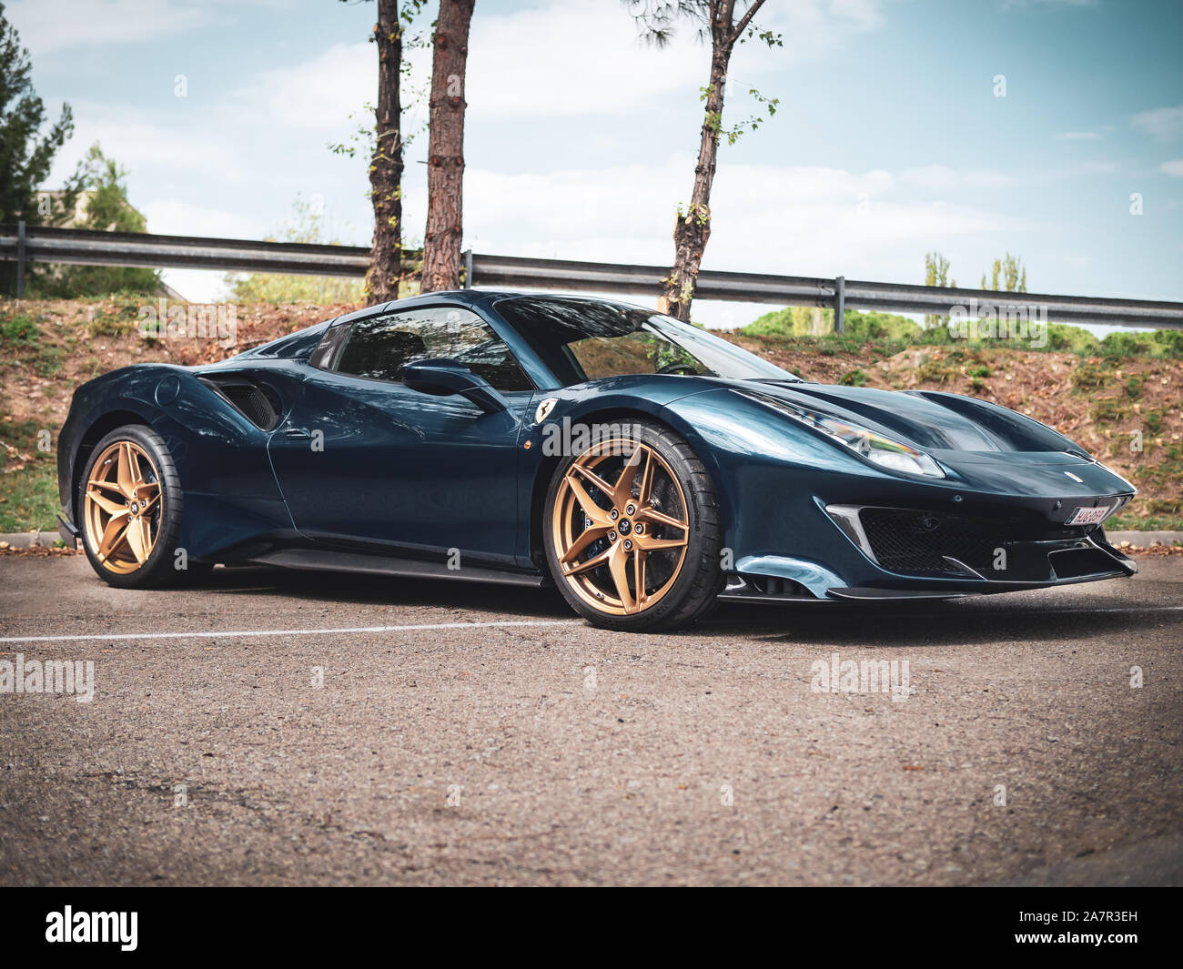 MONTMELO, SPAGNA-Settembre 29, 2019: Blu Ferrari 488 Spider a strade di città Foto Stock