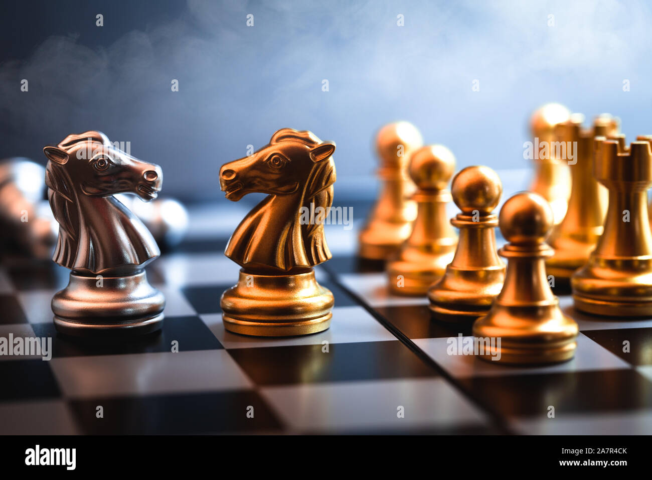 Cavallo di scacchi di fronte rappresentano insieme di negoziare un rivale o un nemico di business in una guerra commerciale gioco. Foto Stock