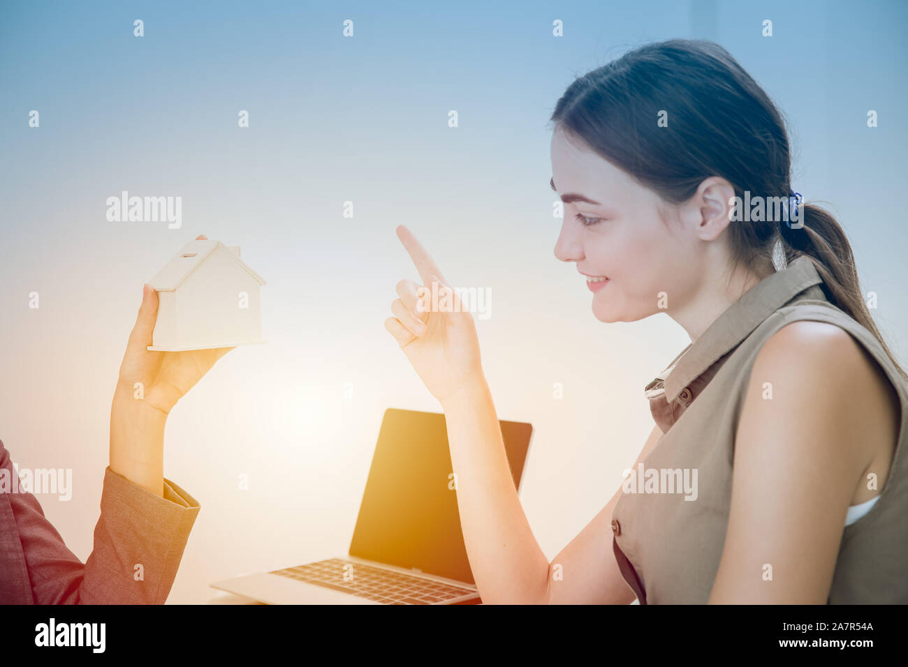 Selezionare il cliente ad acquistare nuovi home offerta da agenzia casa presente nuova promozione con il cliente contento e sorriso. Foto Stock