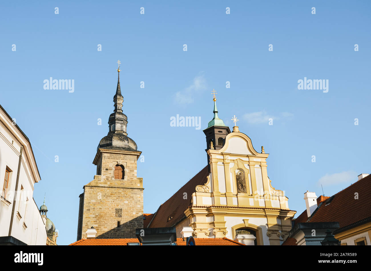 Bellissimo convento francescano a Pilsen, Repubblica Ceca con la luce blu del cielo in background. La chiesa e il monastero sono tra le più antiche della città case. Centro storico di Plzen, Boemia, Cechia. Foto Stock