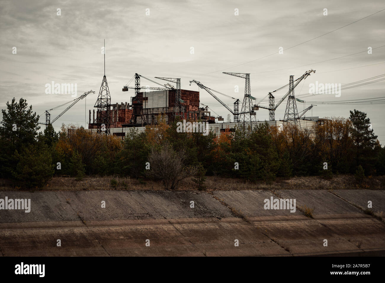 Abbandonato il reattore 5 e 6 in prossimità del reattore nucleare di Chernobyl durante l'autunno (Kiew, Ucraina, Europa) Foto Stock