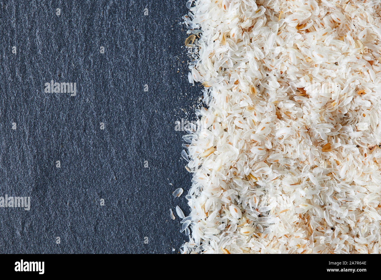 Psillio (ispaghula) Lolla nero su sfondo rustico. Vista da sopra con lo spazio di copia Foto Stock