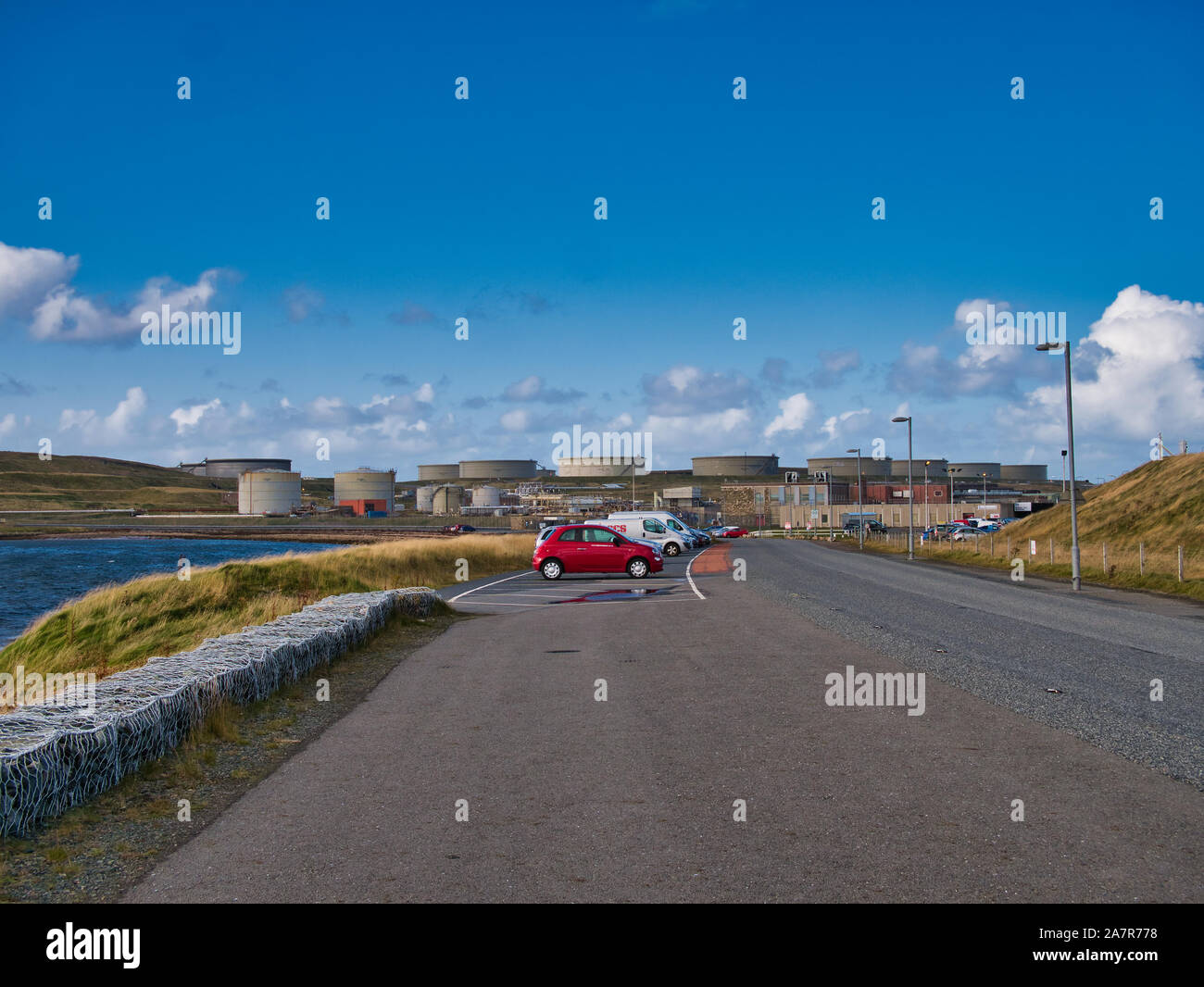 Sullom Voe terminale petrolifero e gas impianto in Shetland, Regno Unito - lo stabilimento si occupa della produzione dai campi petroliferi del Mare del Nord e ad est del bacino delle Shetland. La vettura Foto Stock