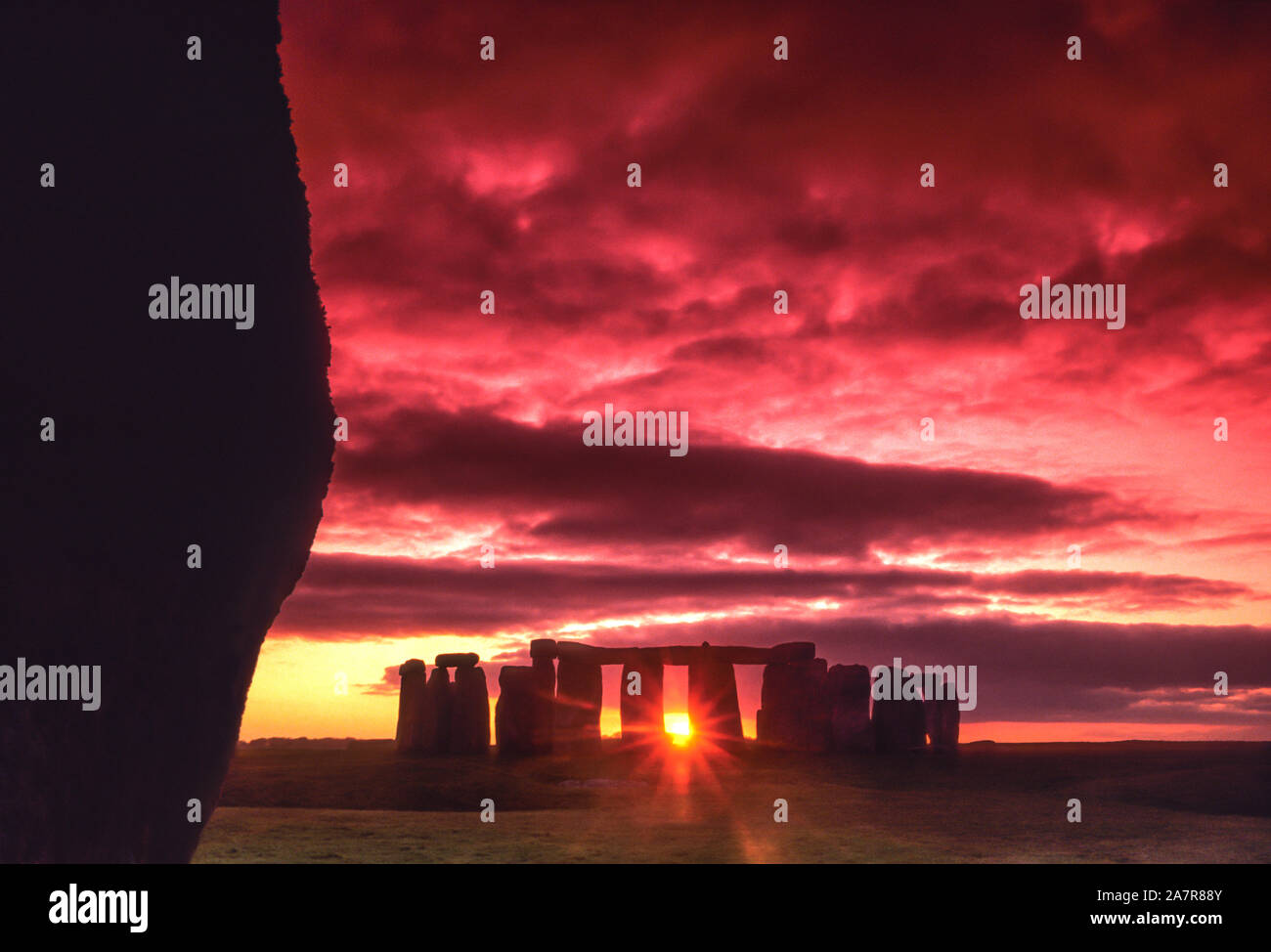 Vista di Stonehenge dalla heel stone a midwinter tramonto Foto Stock