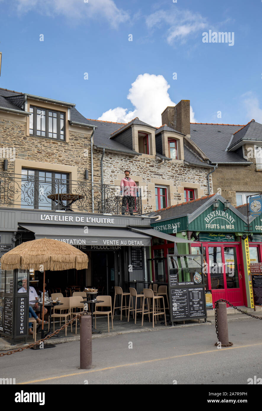 Cancale, Francia - 15 Settembre 2018: bar e ristoranti sulla strada principale di Canacle noto per i suoi squisiti piatti a base di pesce e frutti di mare. Brittany, Francia Foto Stock