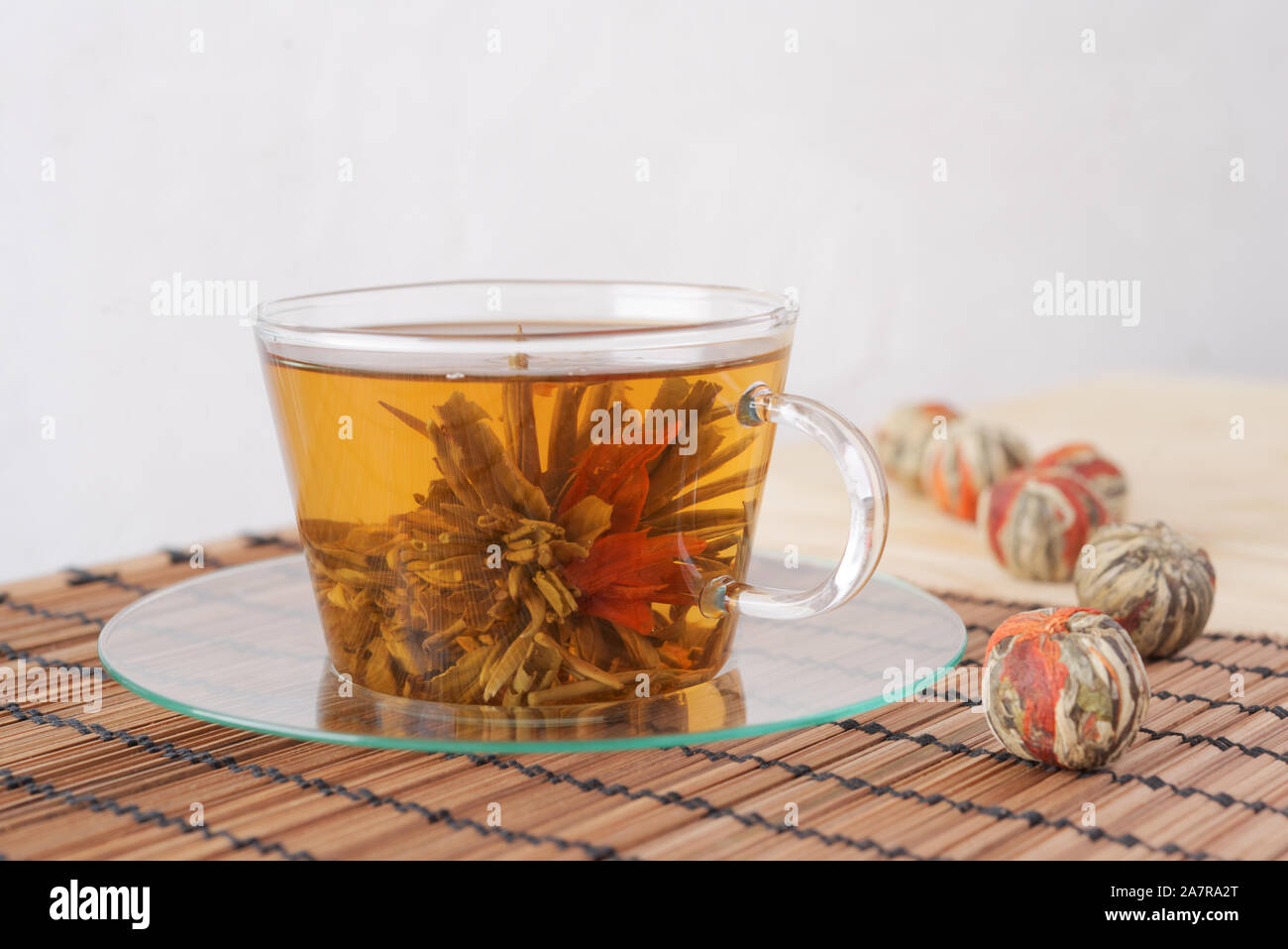 Tazza di tè verde con giglio rosso fiore Foto Stock