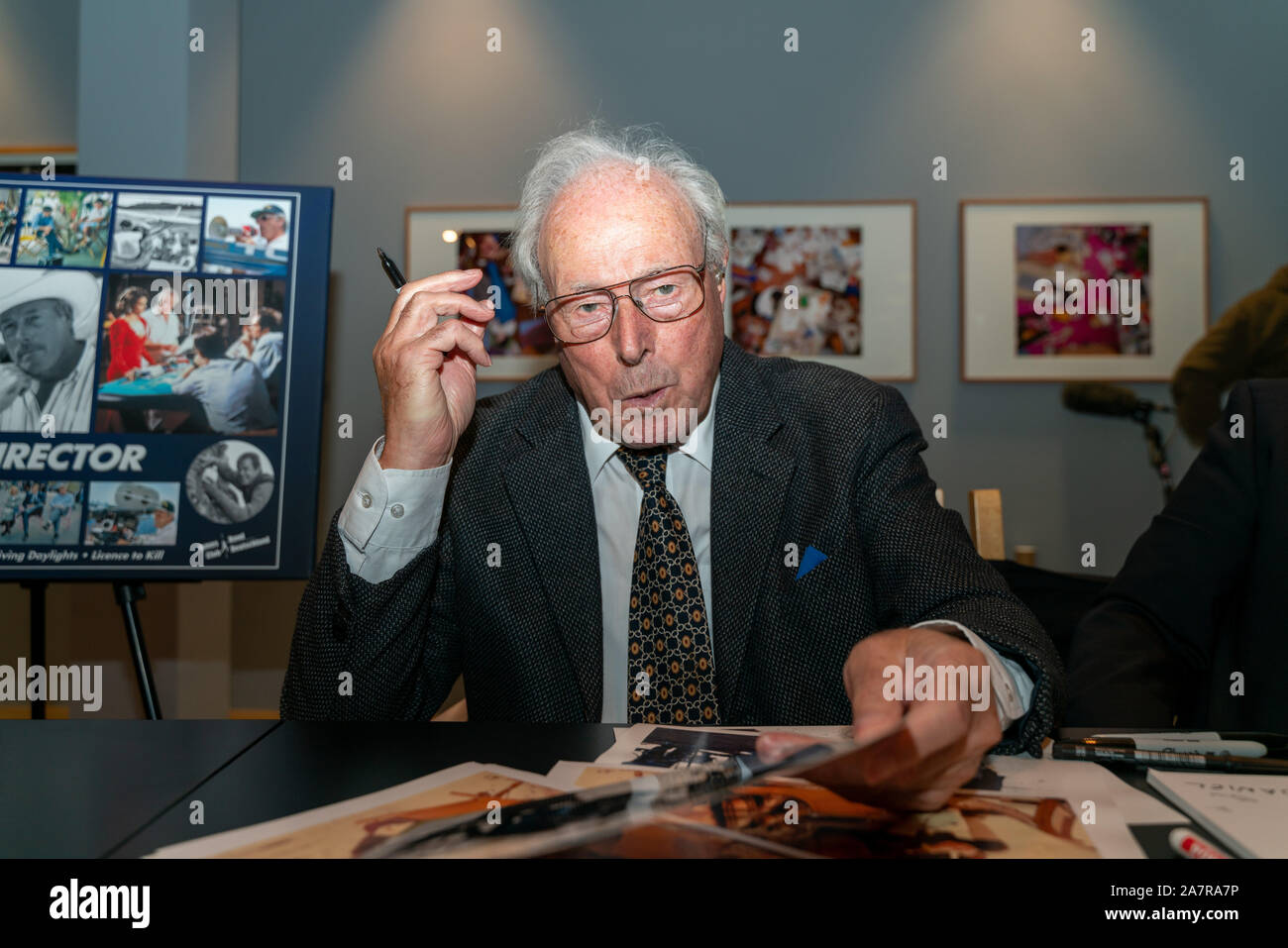 FRANKFURT AM MAIN, Germania - 3 Novembre 2019: John Glen (*1932, British film del regista di un editor più famoso per dirigere un record di cinque film di James bond) firma autografi per i fan di 30 anni " licenza di uccidere' parlare al Deutsches Filmmuseum DFF Foto Stock