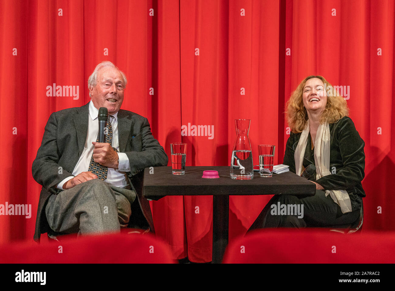 FRANKFURT AM MAIN, Germania - 3 Novembre 2019: John Glen (*1932, British film del regista di un editor più famoso per dirigere un record di cinque film di James bond) nel parlare con il direttore DFF Ellen Harrington a 30 anni " licenza di uccidere' parlare al Deutsches Filmmuseum DFF Foto Stock