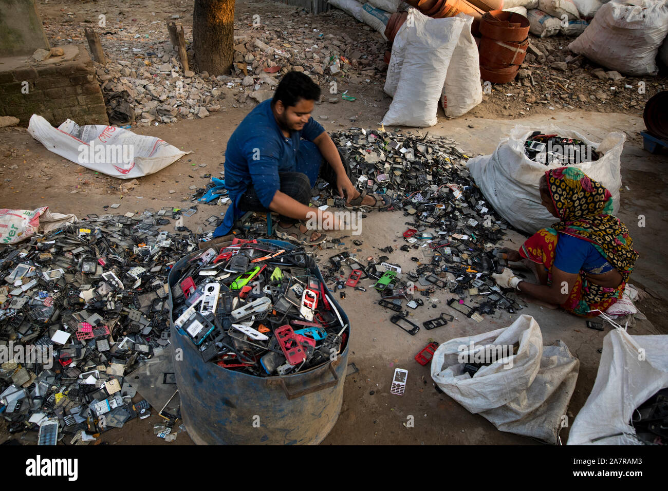 Dacca in Bangladesh - novembre 04 : Lavoratori ordinare le merci utilizzabili da utilizzare telefoni cellulari a Dacca in Bangladesh nel novembre 04, 2019. Foto Stock