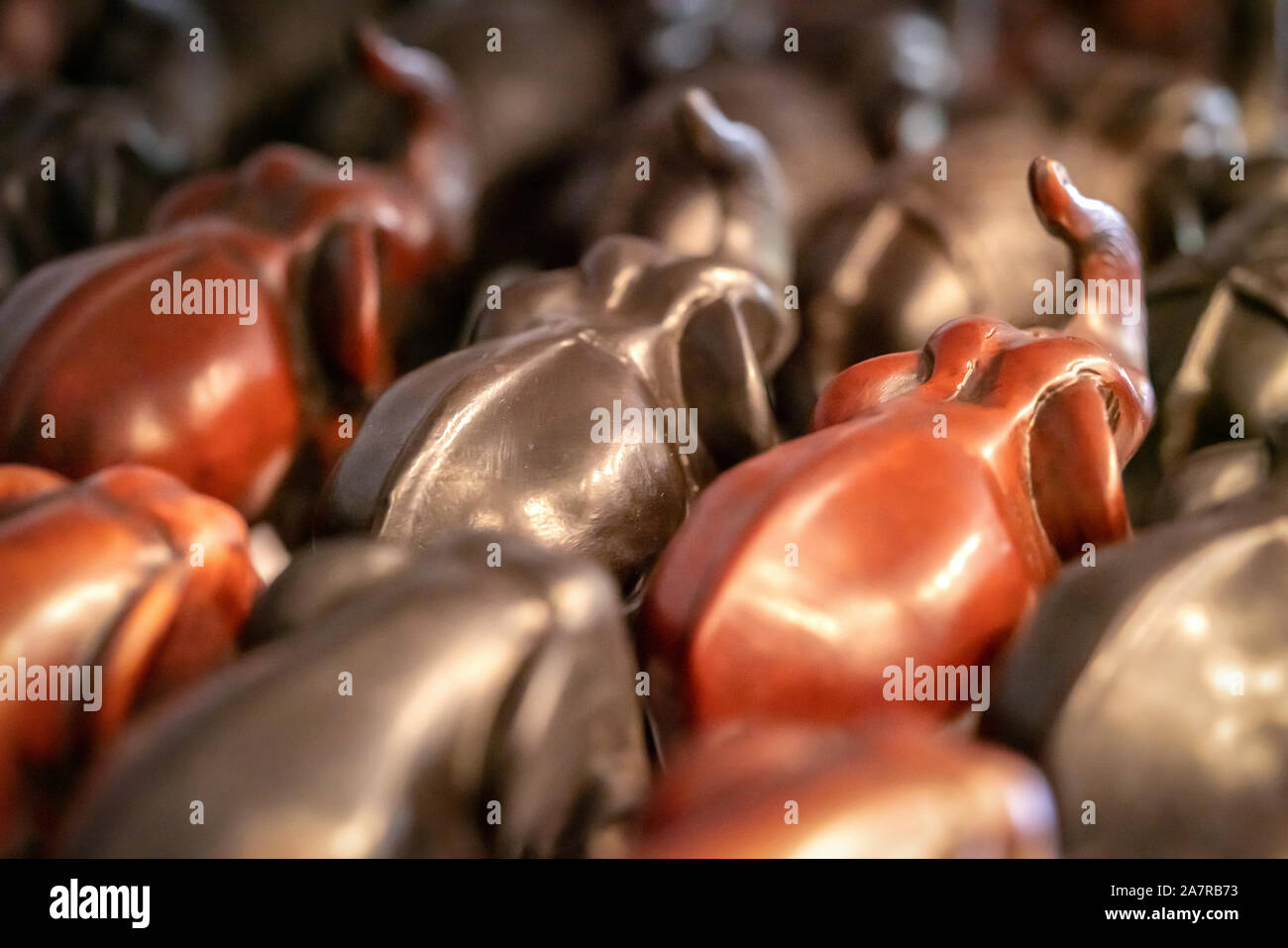 Khao Lak, Thailandia, 30 agosto 2019: gli elefanti in un negozio di souvenir andare mandria da bere. vista posteriore da dietro, close-up. Foto Stock