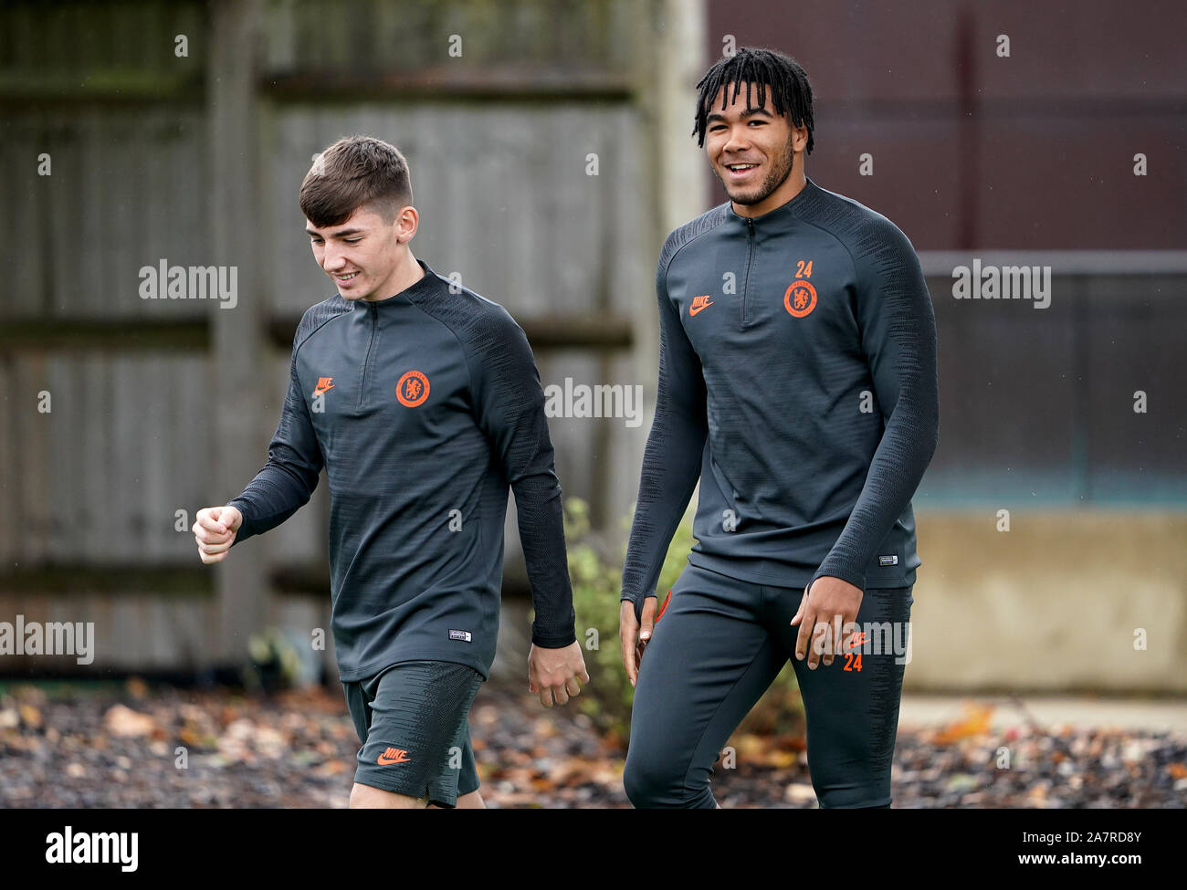 Chelsea's Billy Gilmour (sinistra) e Reece James durante la sessione di formazione alla formazione di CFC Massa, Cobham. Foto Stock