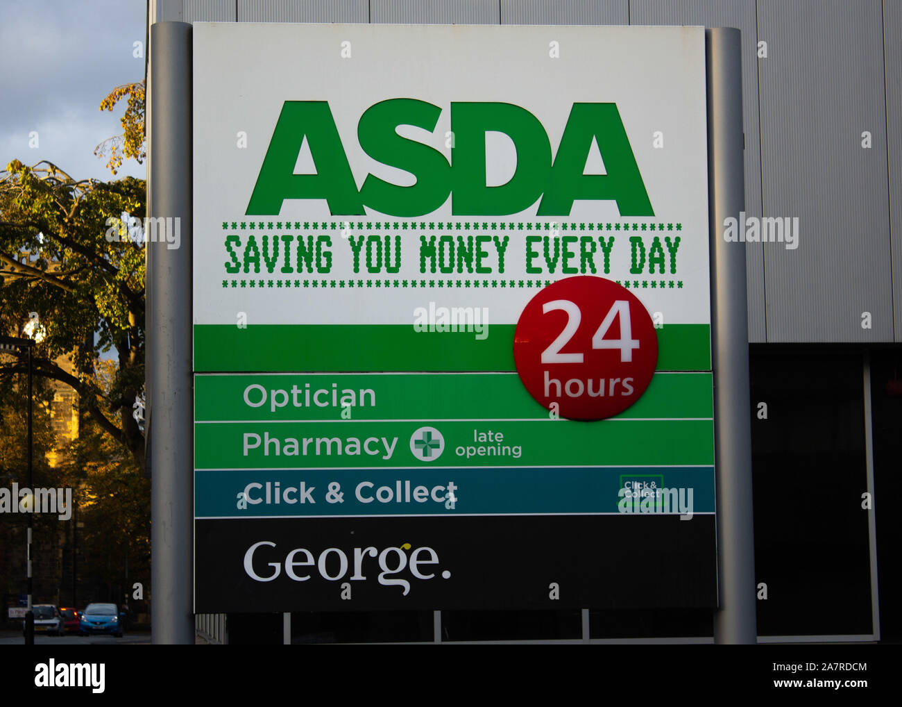 Asda è uno di quelli di maggior successo catene di supermercati nel Regno Unito e offre una vasta gamma di prodotti tra cui la propria gamma di abbigliamento Foto Stock