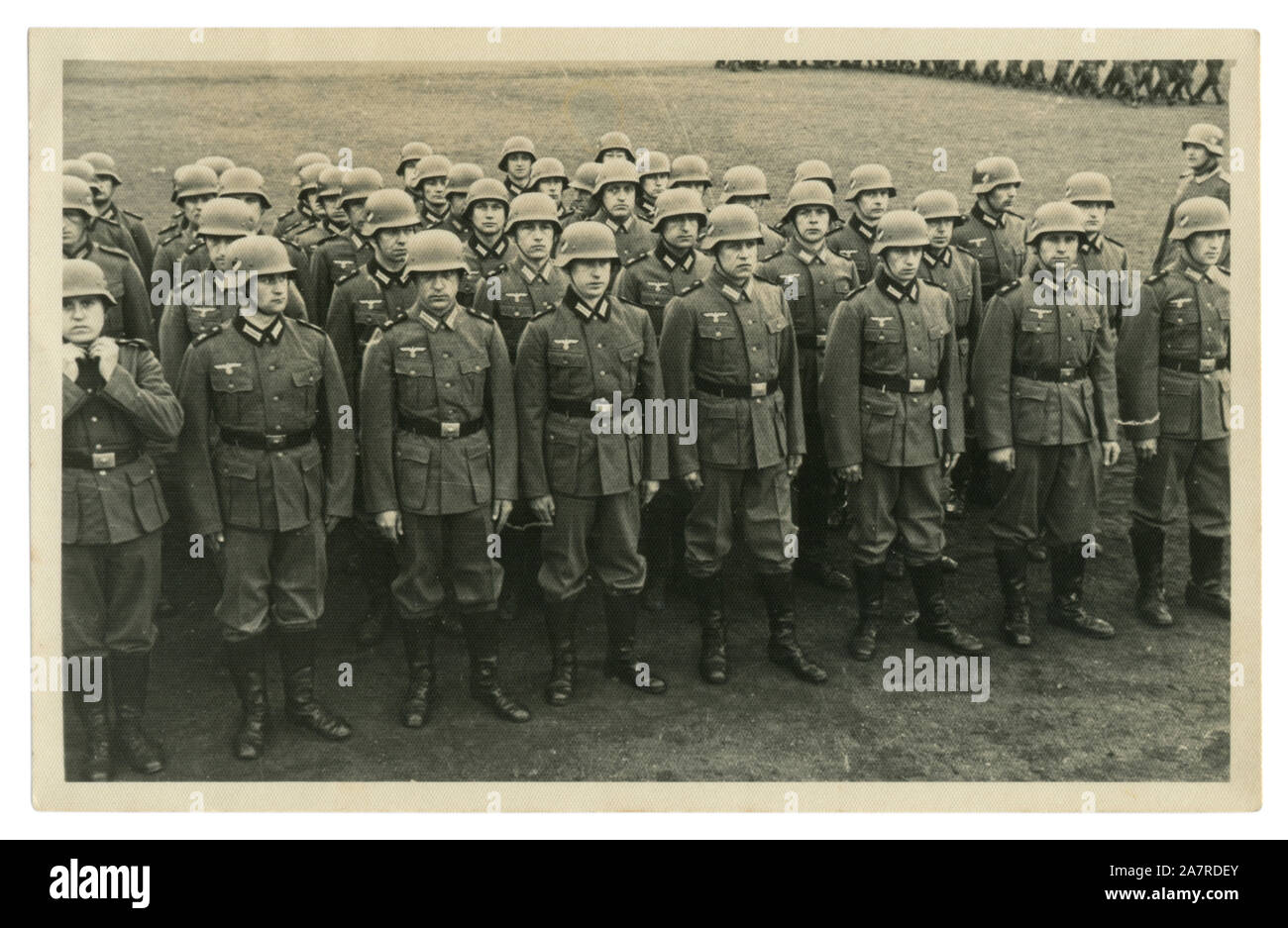 Tedesco foto storiche: società di soldati della Wehrmacht sulla parata a terra in uniforme militare in acciaio caschi, stivali in pelle, Germania, Terzo Reich Foto Stock