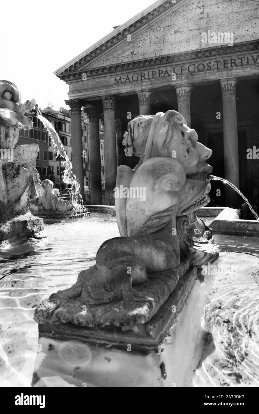 Dettaglio in bianco e nero della fontana di fronte al Pantheon di Roma Foto Stock
