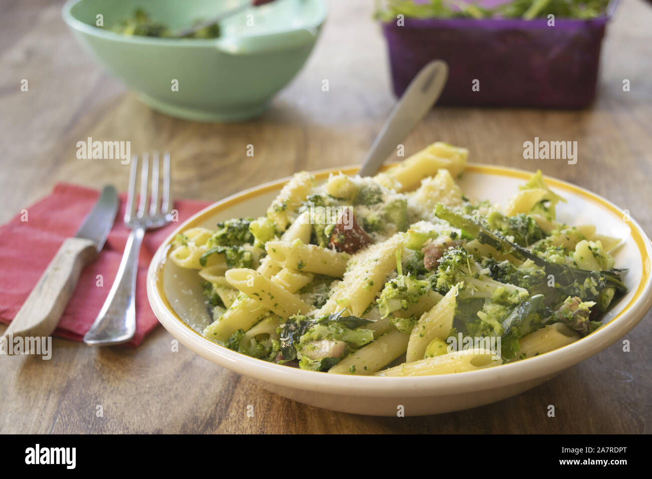 Pennette con broccoli e formaggio parmigiano Foto Stock