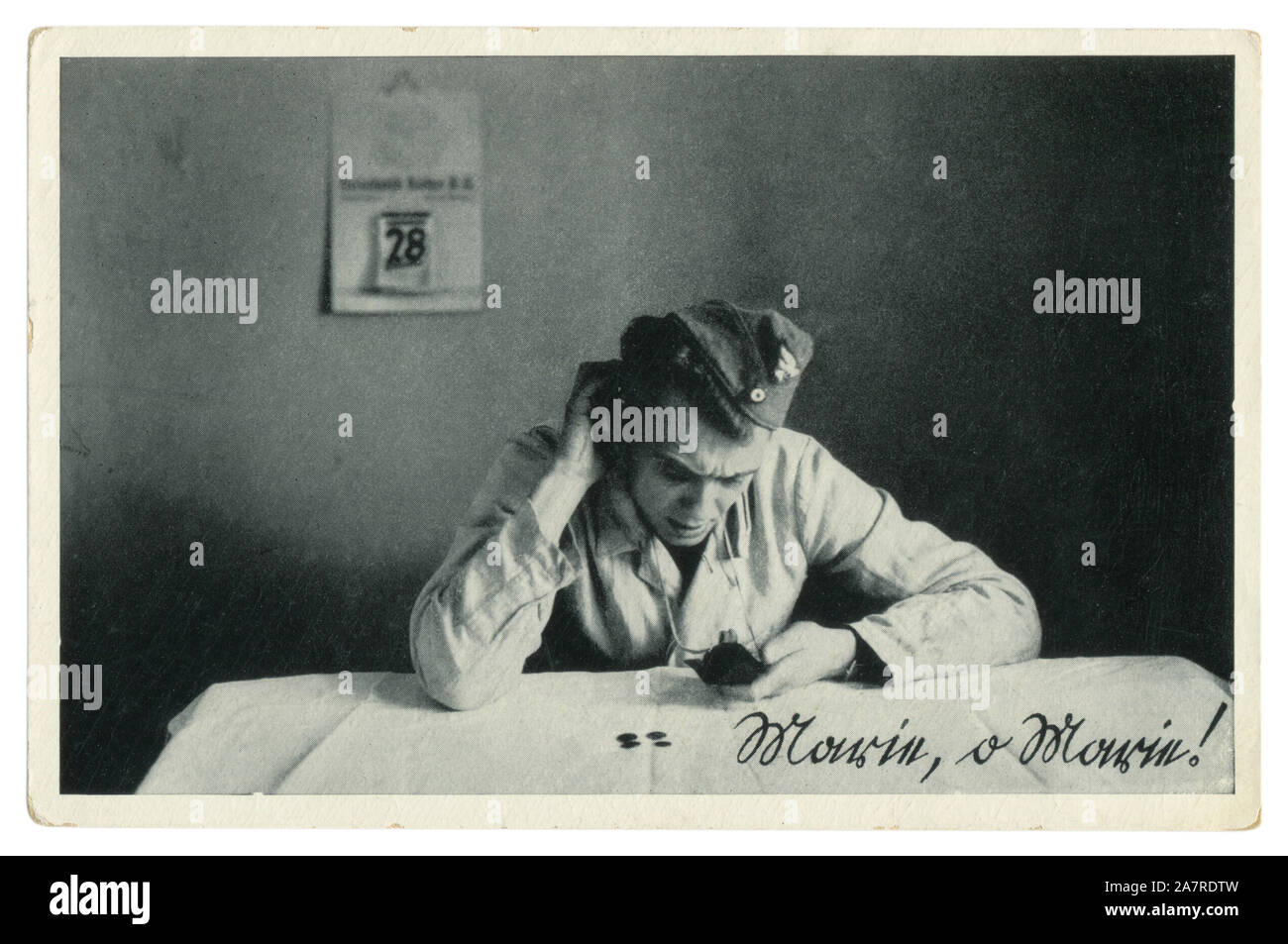 Cartolina tedesca per le foto storiche: Mattina! OH mattina! Un soldato Wehrmacht è sorpreso dal fatto che conta il contenuto del suo portafoglio. Germania, terzo Reich Foto Stock