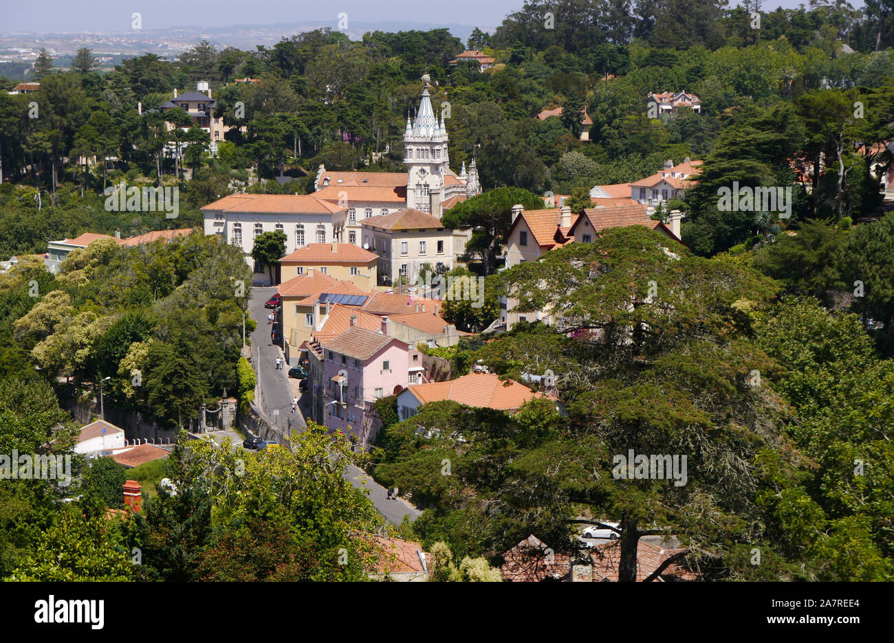 Portogallo - Sintra, Sito Patrimonio Mondiale dell'UNESCO. Il municipio e le case nel borgo sottostante Foto Stock
