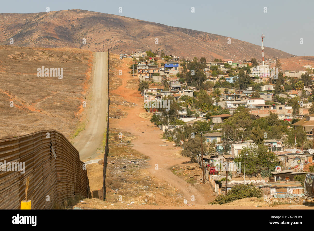 Ci originale Messico recinzione di confine con i prototipi della nuova proposta di Trump muro eretto appena oltre, vicino all'Otay Mesa porto di entrata in California, US Foto Stock