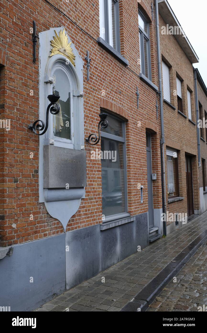 H. Macharius statua su una parete in una strada di Bruges, Belgio (8 maggio 1834) Foto Stock