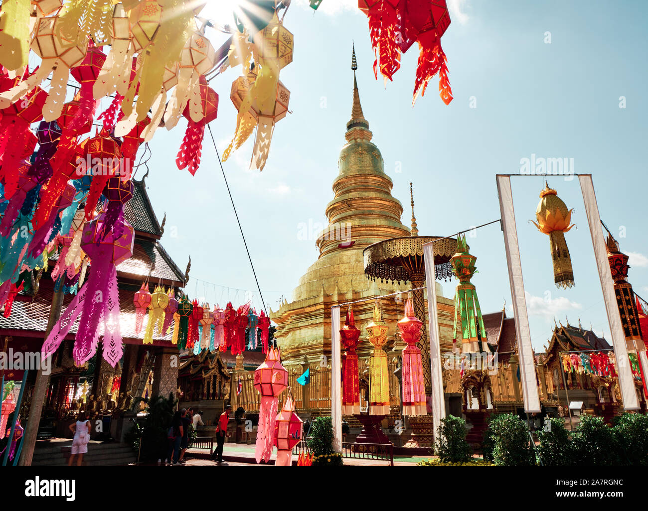 Festa delle lanterne di Wat Phra That Hariphunchai in Lamphun, Thailandia. Foto Stock