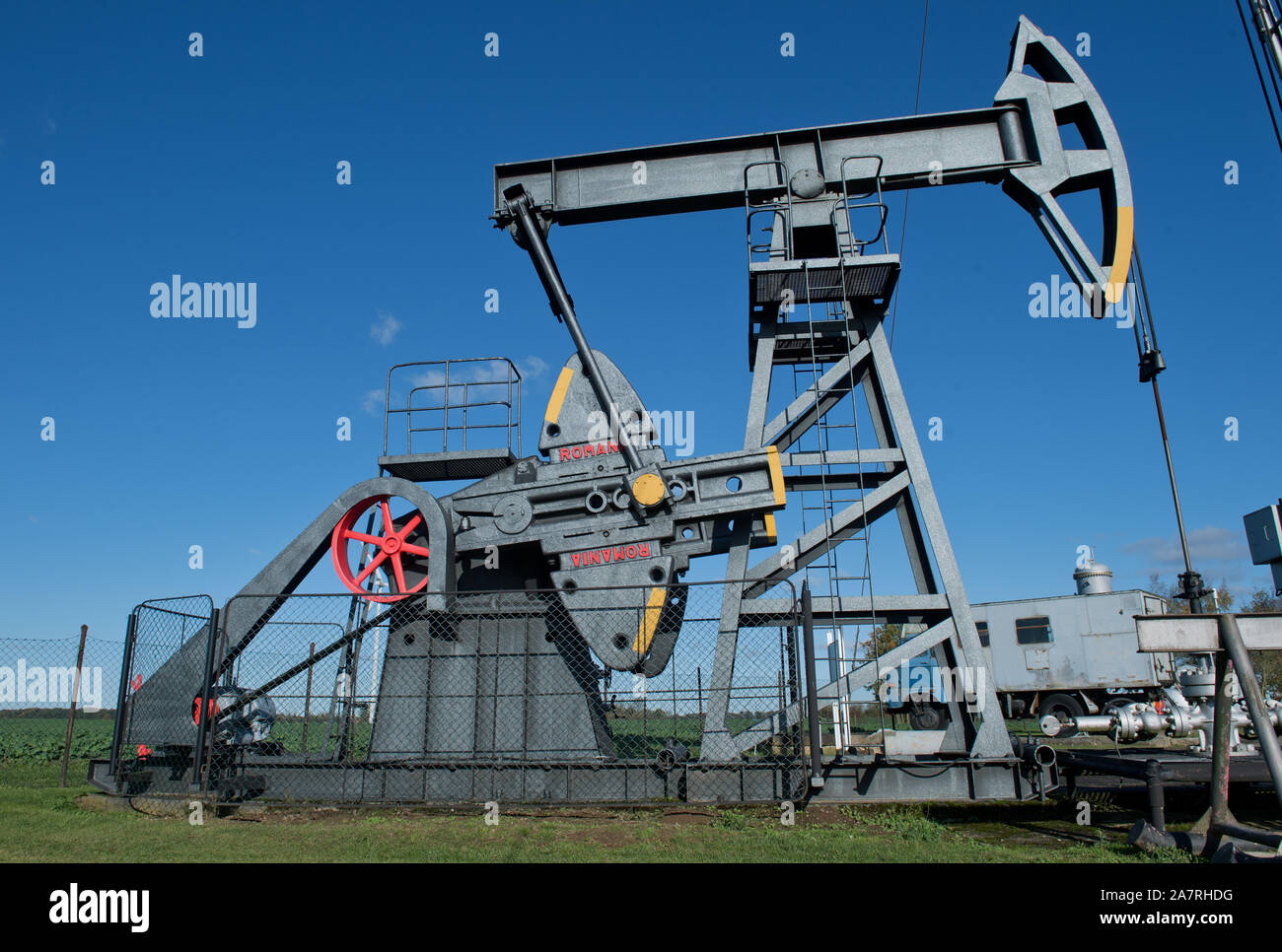 Reinkenhagen, Germania. 29 ott 2019. Vista di una profonda unità di pompa e la croce eruzione del primo pozzo petrolifero nella RDT. Il 21 marzo 1961, la RDT incontrati prima olio alla E Reinkenhagen 2/2A/60. Oggi il sito è situato sui terreni dell'Reinkenhagen Museo di petrolio. Fino agli anni novanta, un totale di 700.000 tonnellate di petrolio grezzo e 230 milioni di metri cubi di gas naturale sono state prodotte nella regione Reinkenhagen. Credito: Stefan Sauer/dpa-Zentralbild/dpa/Alamy Live News Foto Stock