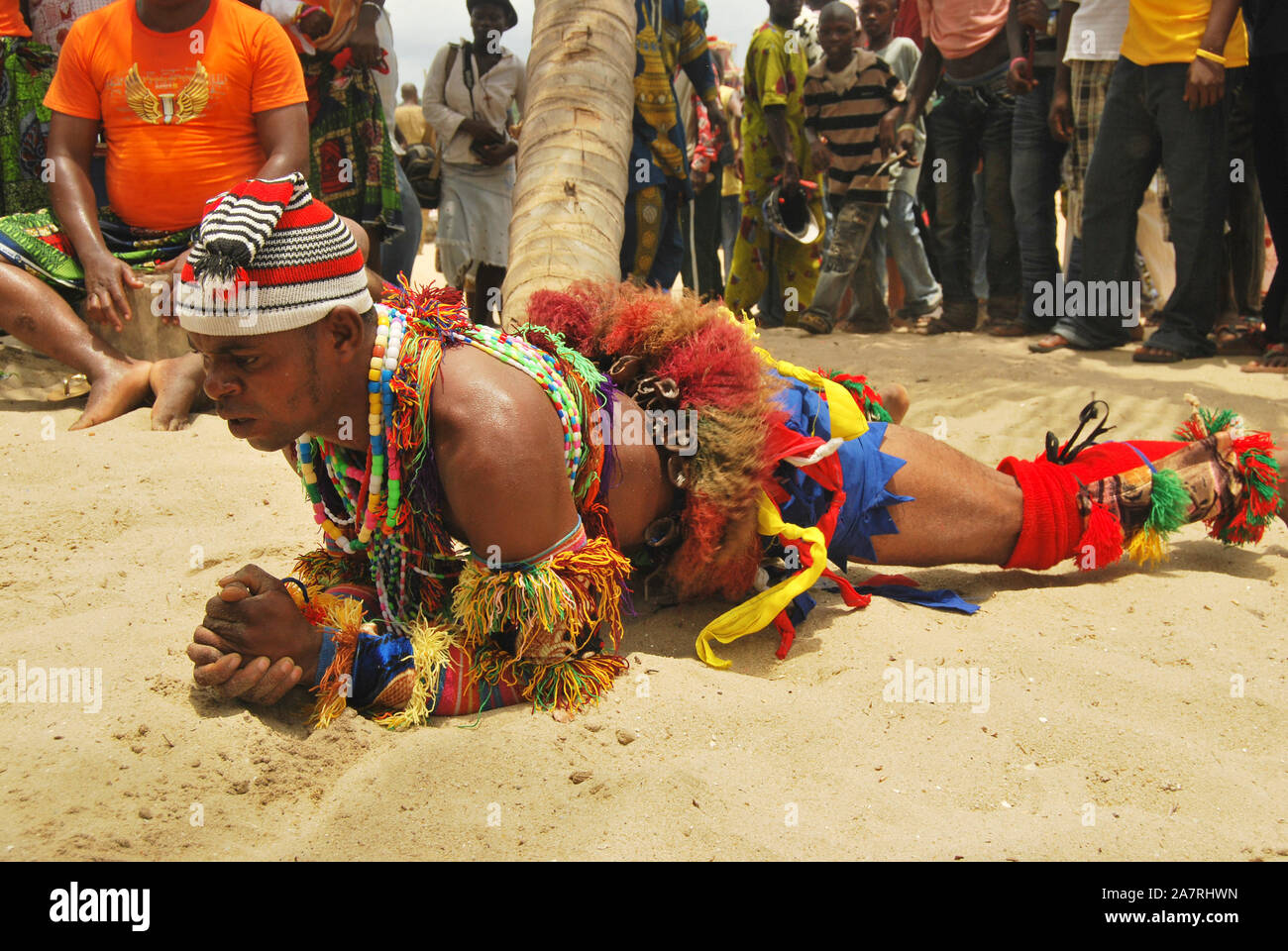 Un giovane che danzava durante l'annuale Black Heritage Festival, Badagry Lagos, Nigeria. Foto Stock