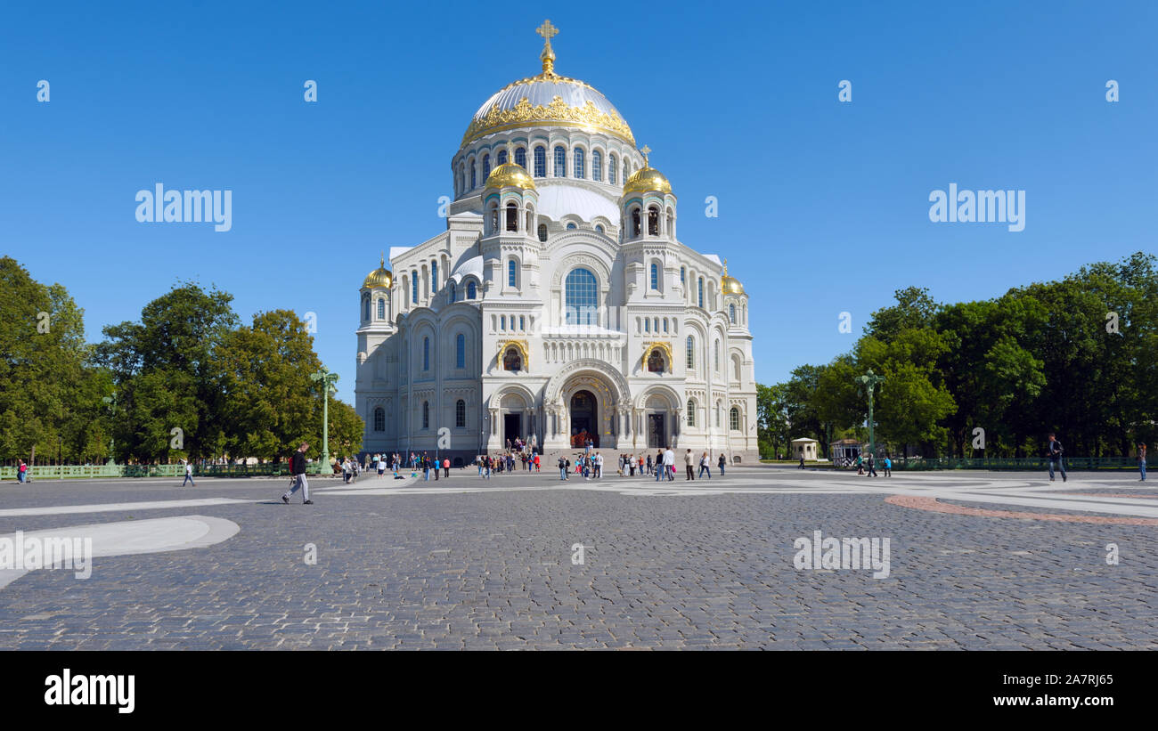 Kronstadt, Russia - Giugno 28, 2015: persone di fronte alla cattedrale di navale di San Nicola. La chiesa principale della marina russa è stata costruita nel 1903-191 Foto Stock