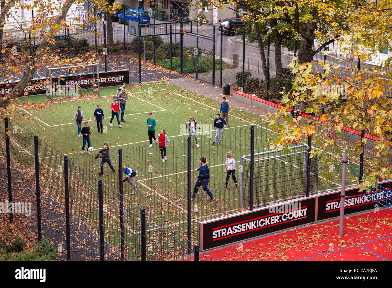 Un pubblico di calcio, chiamato Strassekicker corte, costruita da Lukas Podolski Foundation presso la Holzmarkt, Colonia, Germania. ein von der Lukas-Pod Foto Stock