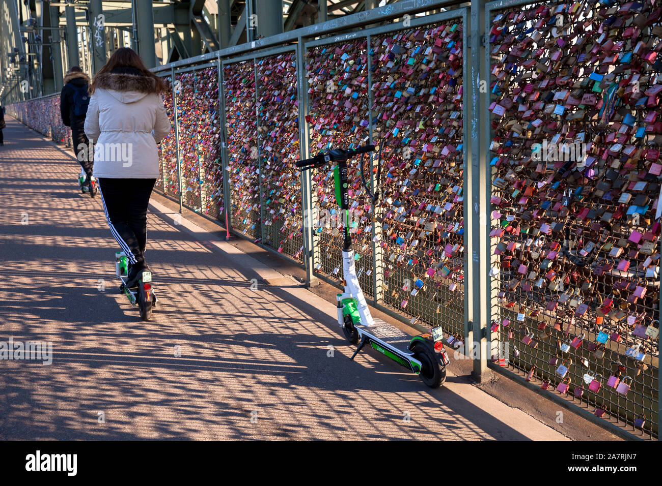 Lime scooter elettrici per noleggiare sul ponte di Hohenzollern, Colonia, Germania. Lime Elektroscooter zum mieten auf der Hohenzollernbruecke, Koeln, Deutsc Foto Stock
