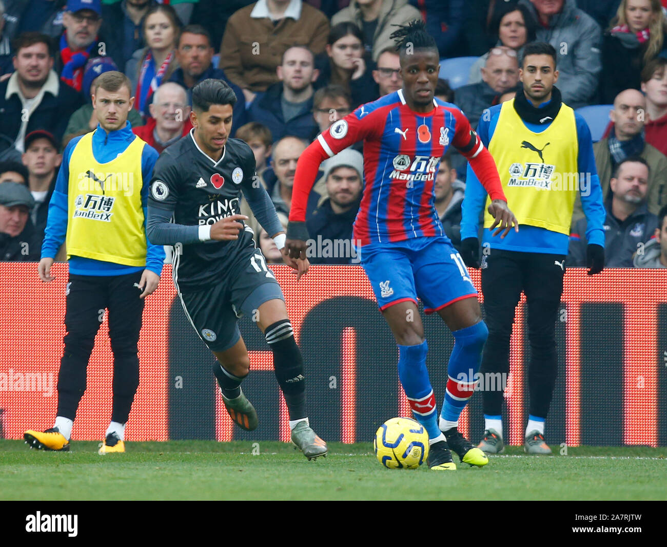 Londra, Regno Unito. Novembre 03 Crystal Palace di Wilfried Zaha durante la Premier League inglese tra Crystal Palace e Il Leicester City a Selhurst Foto Stock