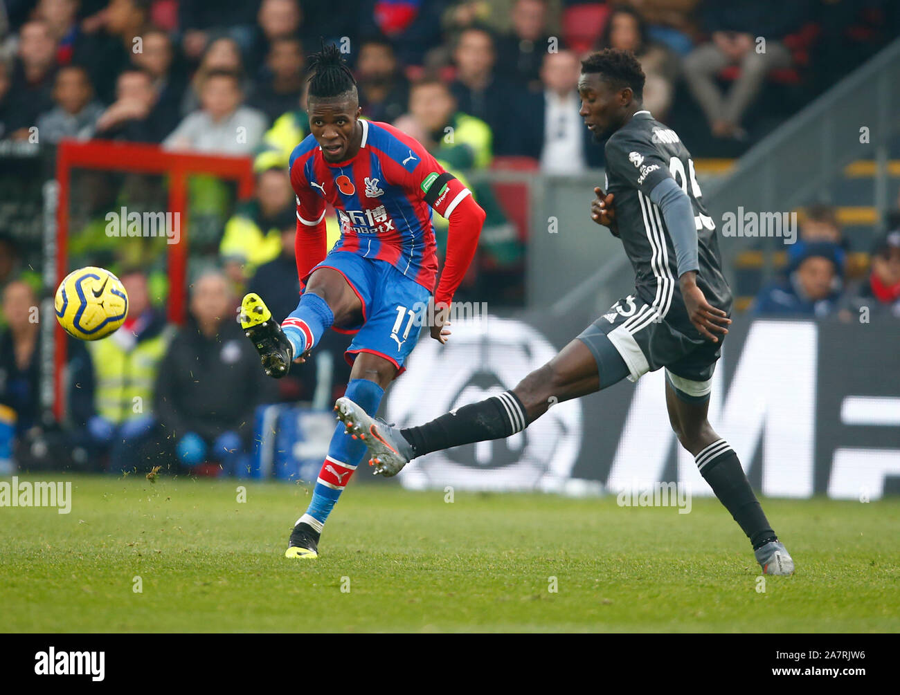 Londra, Regno Unito. Novembre 03 Crystal Palace di Wilfried Zaha durante la Premier League inglese tra Crystal Palace e Il Leicester City a Selhurst Foto Stock