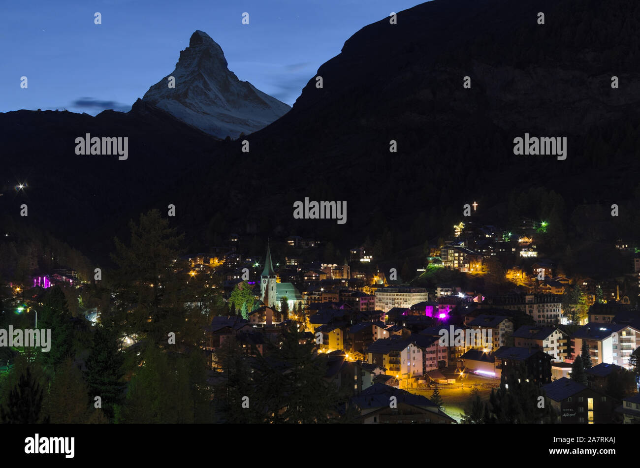 Vista notturna della località sciistica di Zermatt (Svizzera) con il Cervino (Monte Cervino) in background Foto Stock