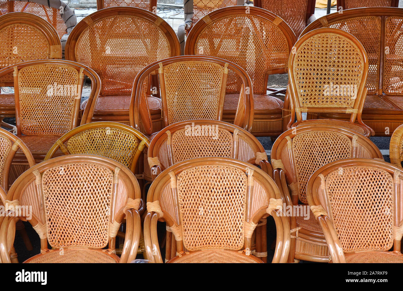 Artigianali e rattan sedie di bamboo per la vendita in un mercato all'aperto Foto Stock