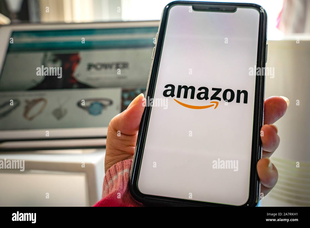 Marinette,WI / U.S.A. - Ago16,2019: Amazon giorno pagina e logo su Android telefono cellulare su Amazon home page. Foto Stock