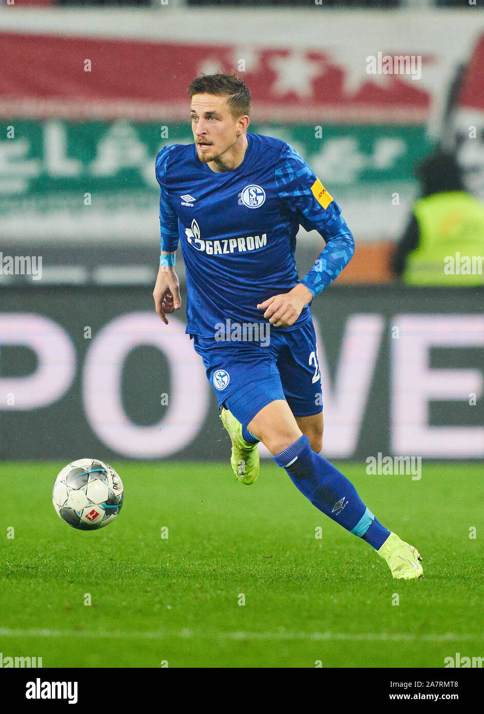 Augsburg, Germania. 03 Nov, 2019. Il calcio FC Augsburg - FC Schalke 04, Augsburg, Novembre 03, 2019. Bastian OCZIPKA, S04 24 FC AUGSBURG - FC Schalke 04 2-3 - DFL REGOLAMENTI VIETANO QUALSIASI USO DI FOTOGRAFIE come sequenze di immagini e/o quasi-VIDEO - 1.della Lega calcio tedesca, Augsburg, Novembre 03, 2019. Stagione 2019/2020, giornata 10, Credito: Peter Schatz/Alamy Live News Foto Stock